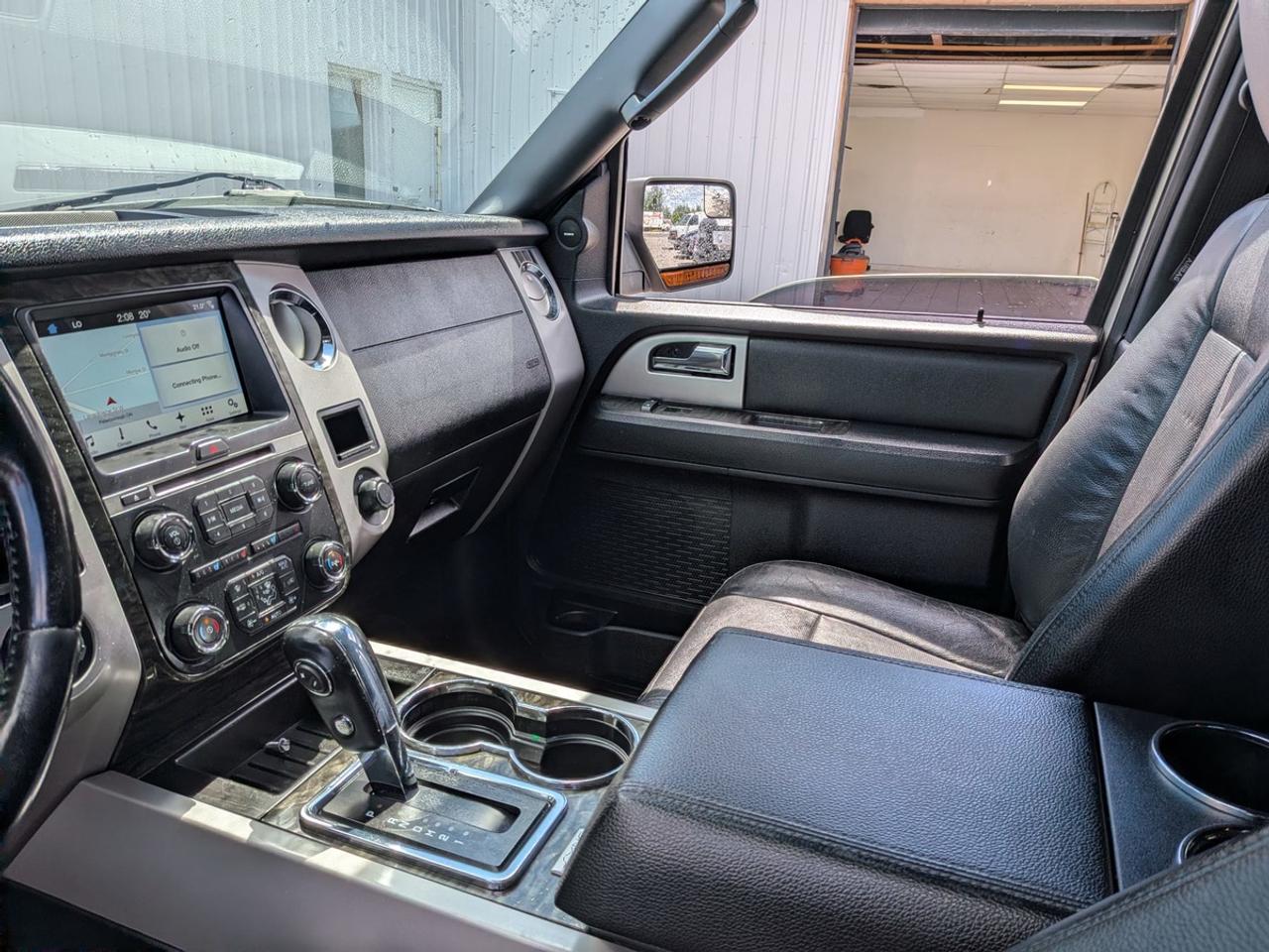2017 Ford Expedition Limited  Photo