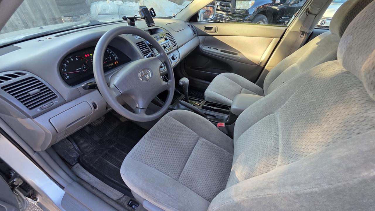 2004 Toyota Camry LE Photo