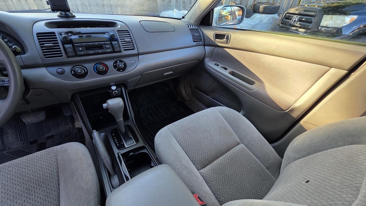 2004 Toyota Camry LE Photo