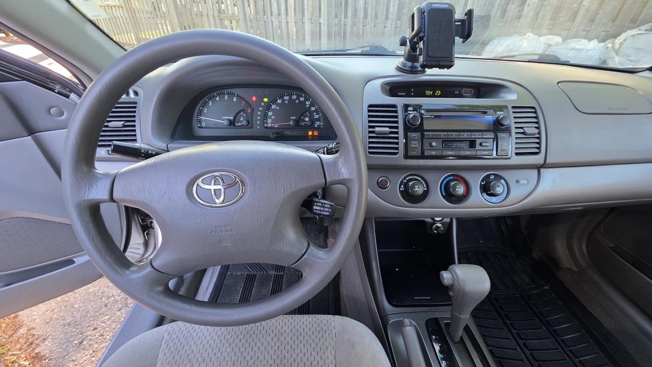 2004 Toyota Camry LE Photo