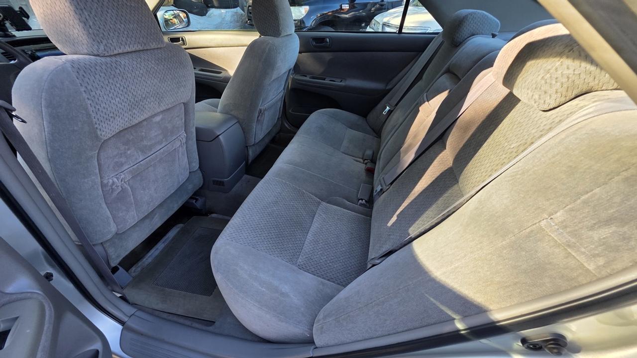 2004 Toyota Camry LE Photo