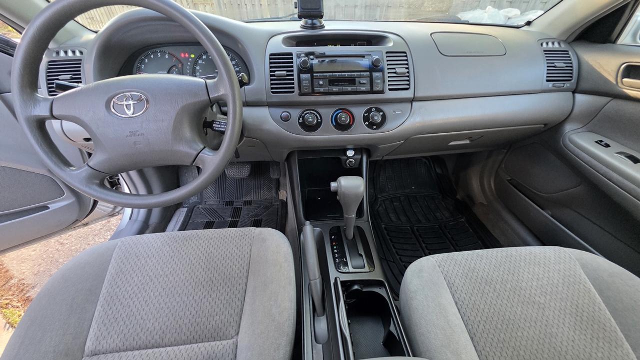 2004 Toyota Camry LE Photo
