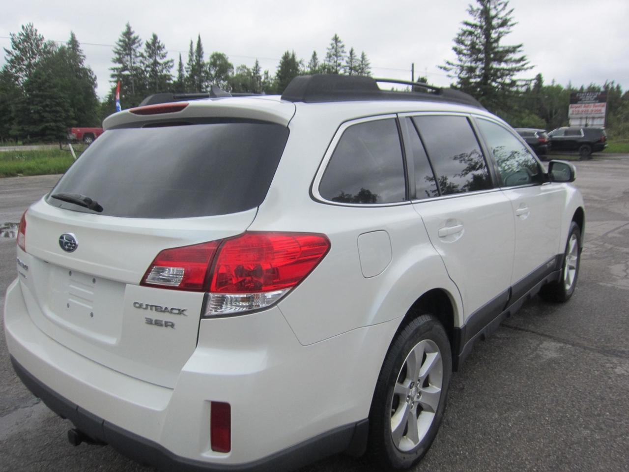2013 Subaru Outback LIMITED Photo