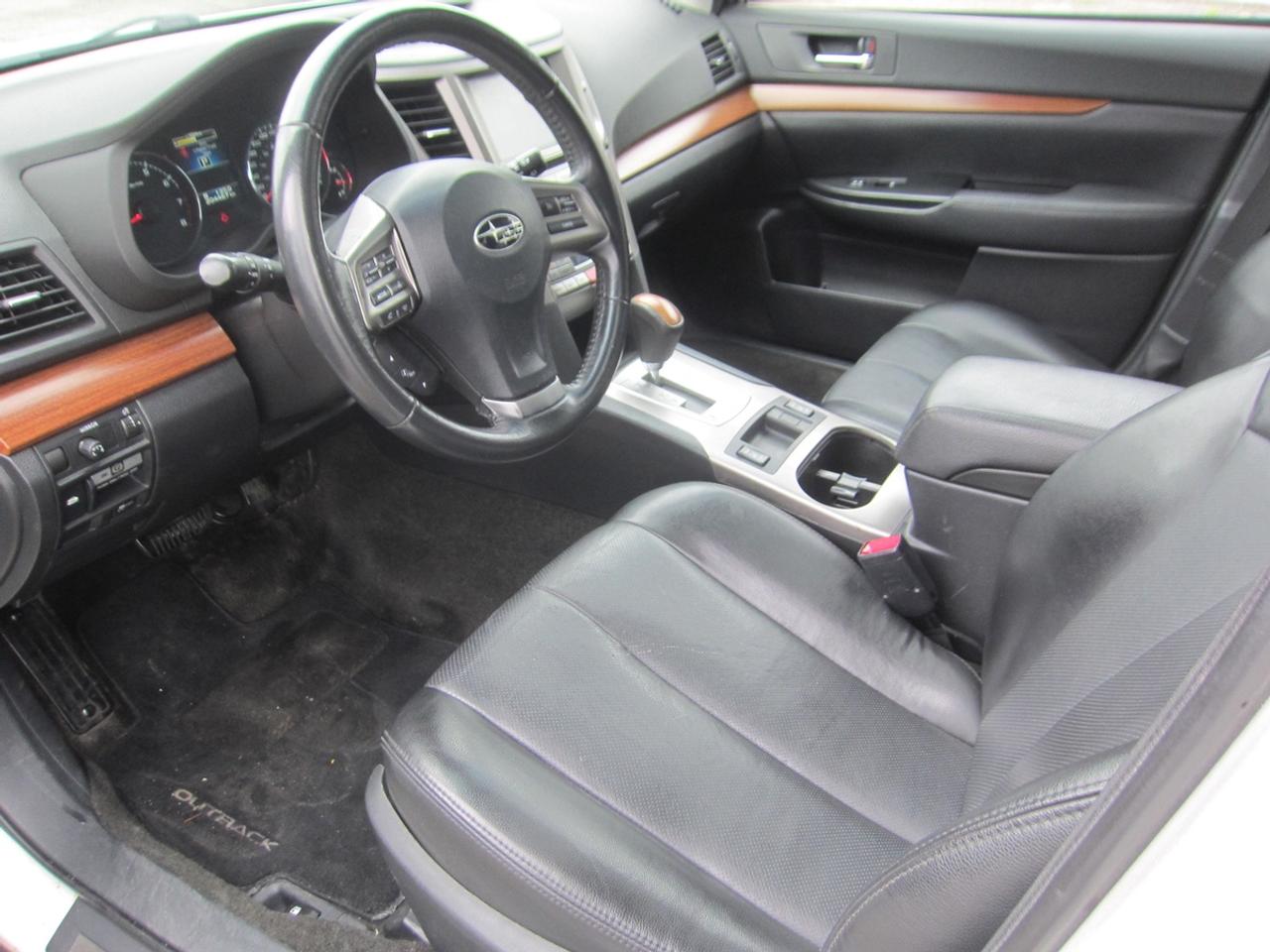 2013 Subaru Outback LIMITED Photo