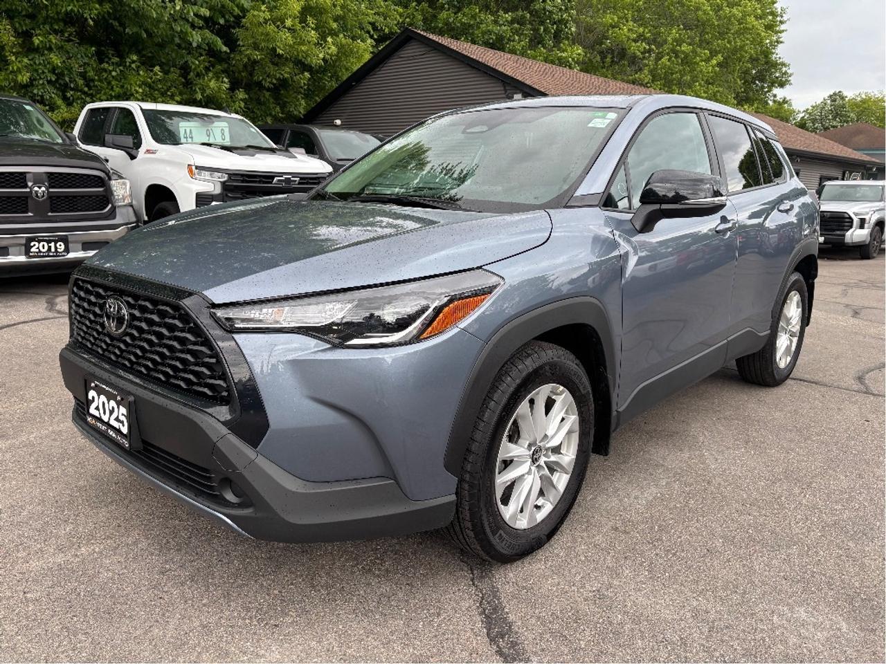 2025 Toyota Corolla Cross LE Photo