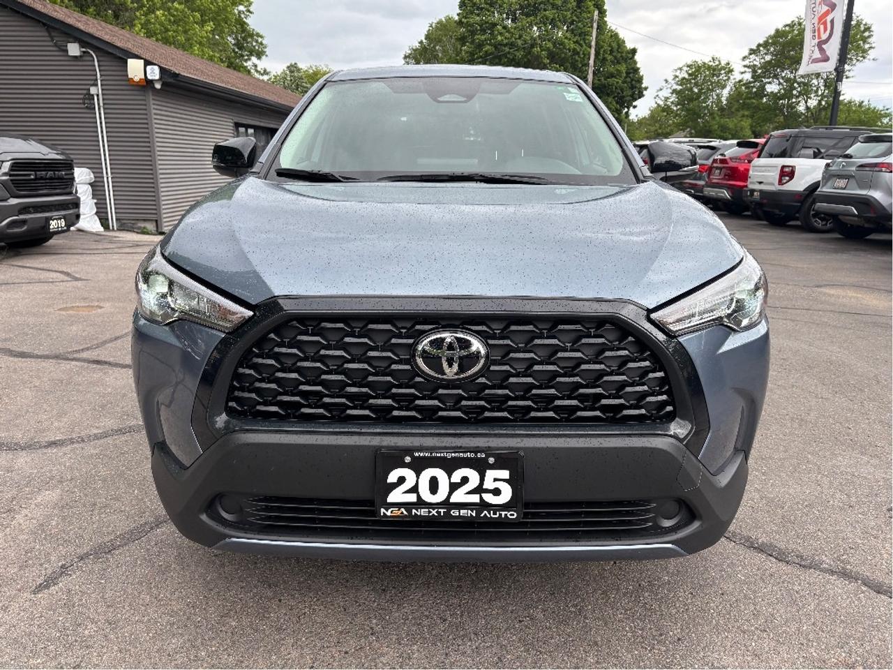 2025 Toyota Corolla Cross LE Photo