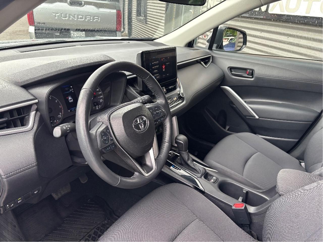 2025 Toyota Corolla Cross LE Photo