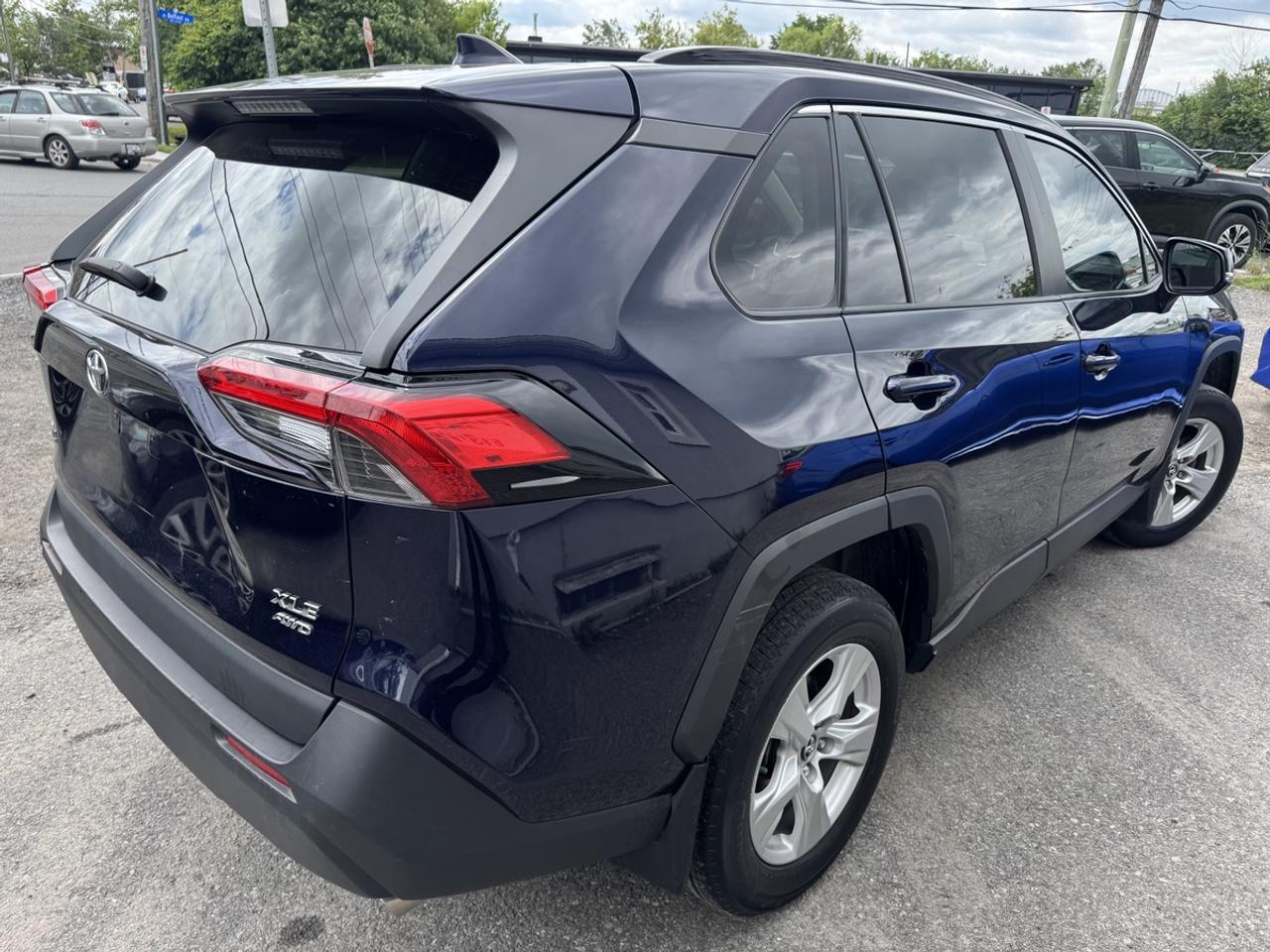 2019 Toyota RAV4 XLE Photo3