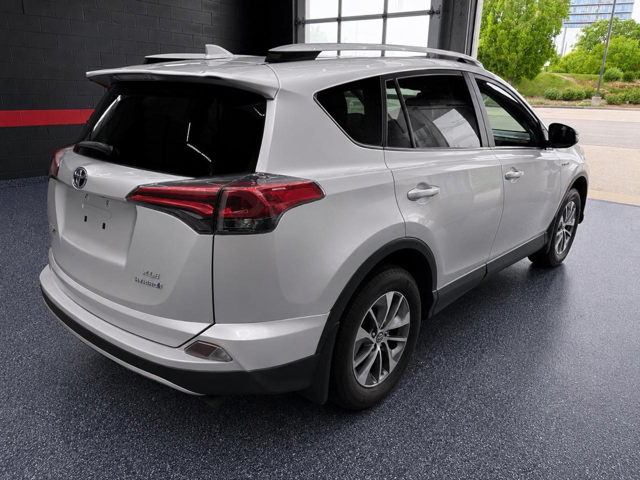 2016 Toyota RAV4 Hybrid XLE HYBRID Photo