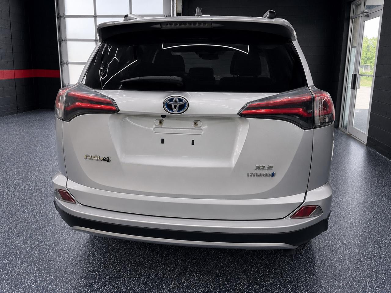 2016 Toyota RAV4 Hybrid XLE HYBRID Photo