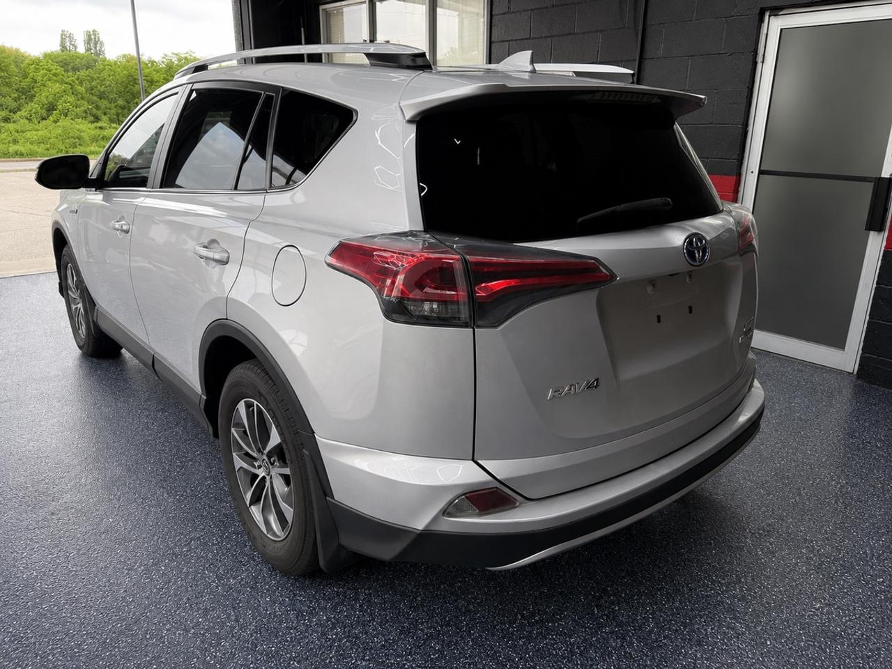 2016 Toyota RAV4 Hybrid XLE HYBRID Photo