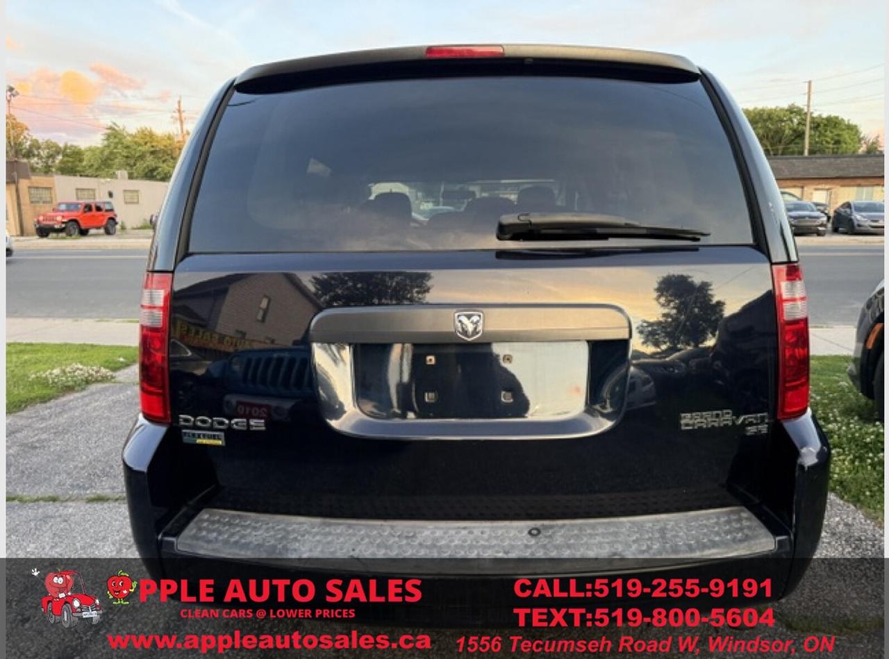 2010 Dodge Grand Caravan SE Photo