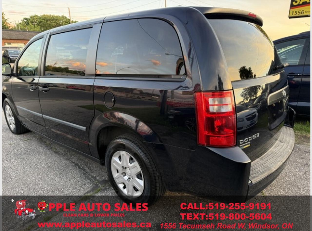 2010 Dodge Grand Caravan SE Photo
