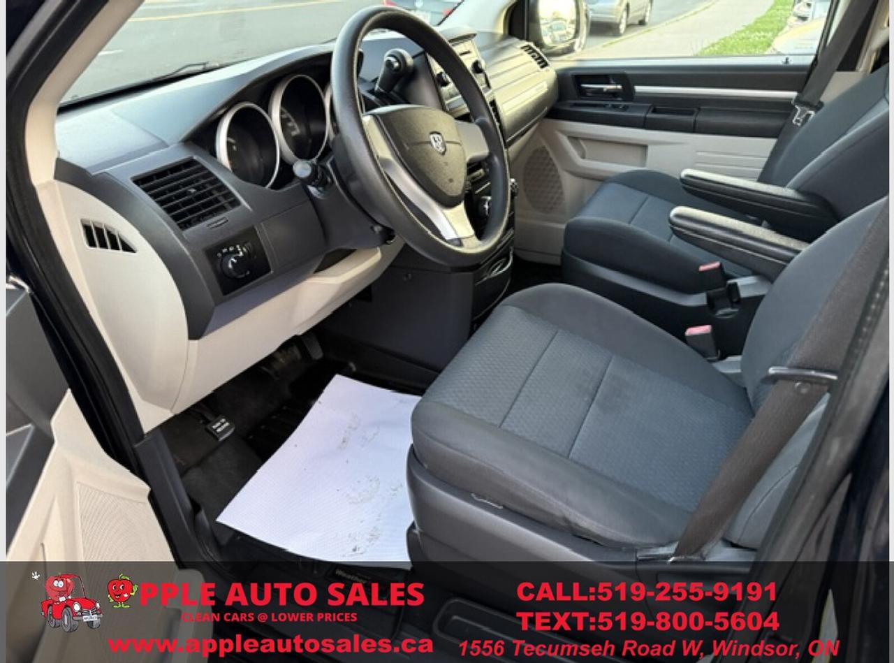 2010 Dodge Grand Caravan SE Photo