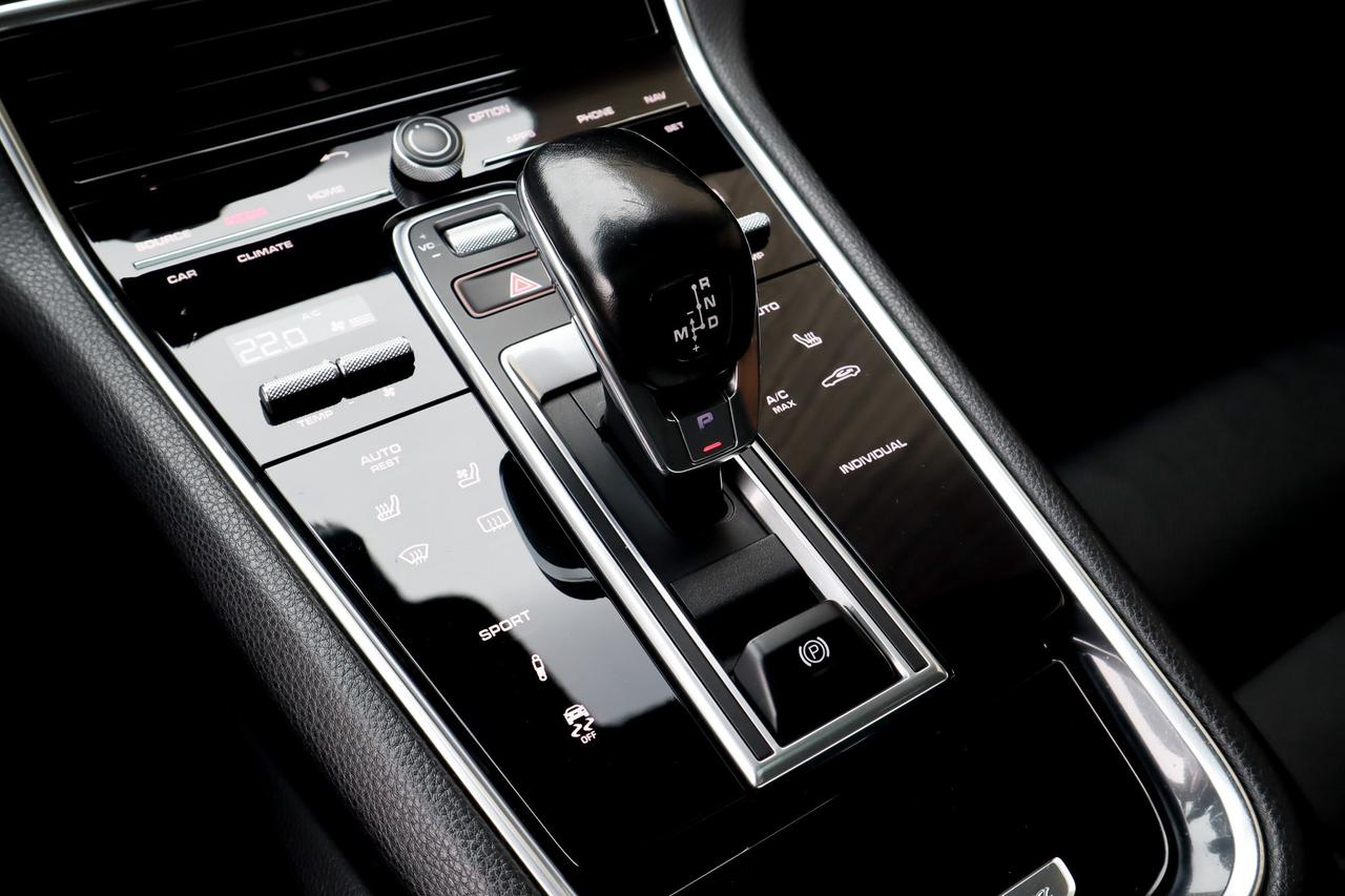 2018 Porsche Panamera  Photo
