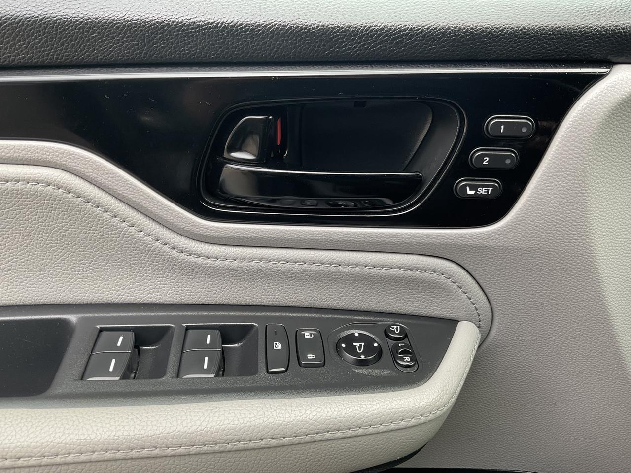 2019 Honda Odyssey Touring - LTHR! NAV! BACK-UP CAM! BSM! 8 PASS! Photo
