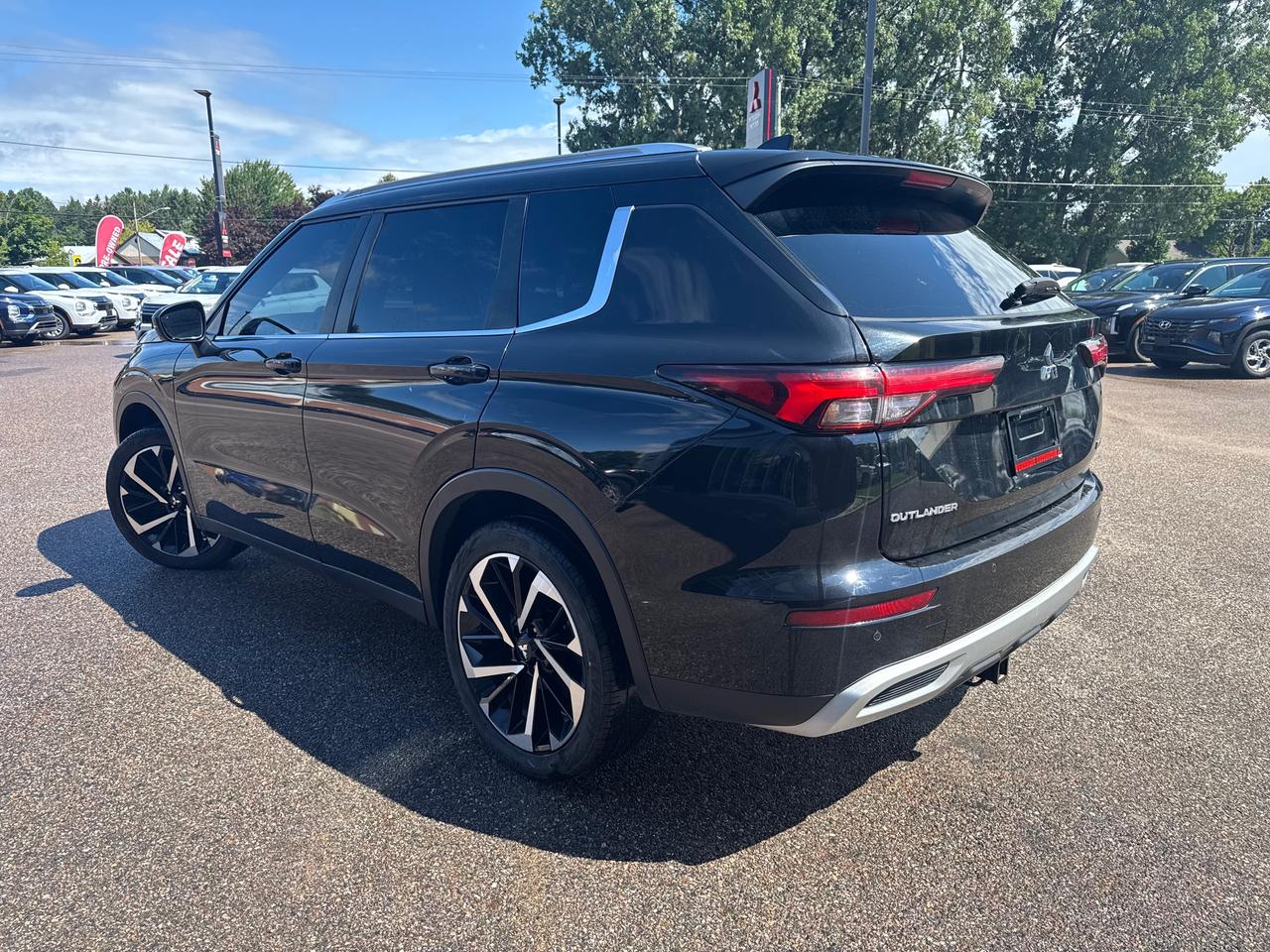 2023 Mitsubishi Outlander LE 4dr S-AWC Photo4