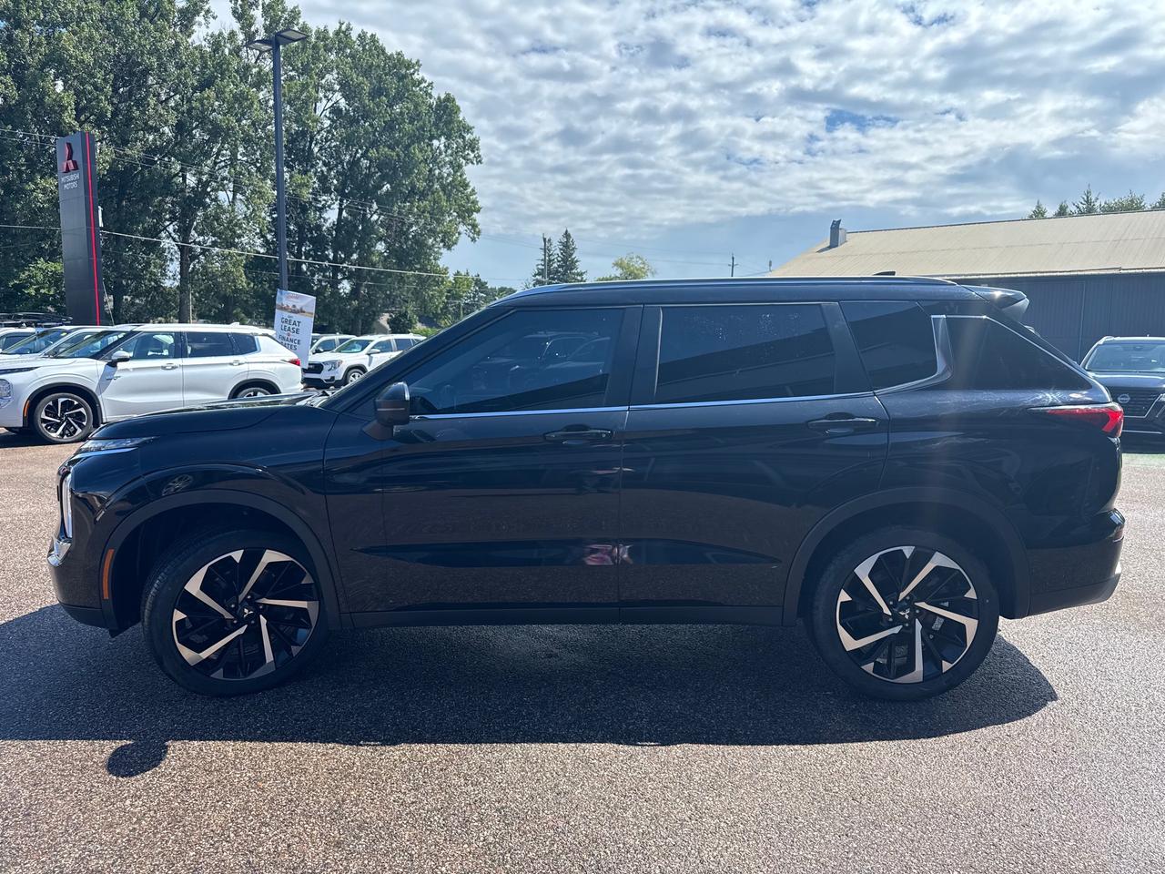 2023 Mitsubishi Outlander LE 4dr S-AWC Photo3