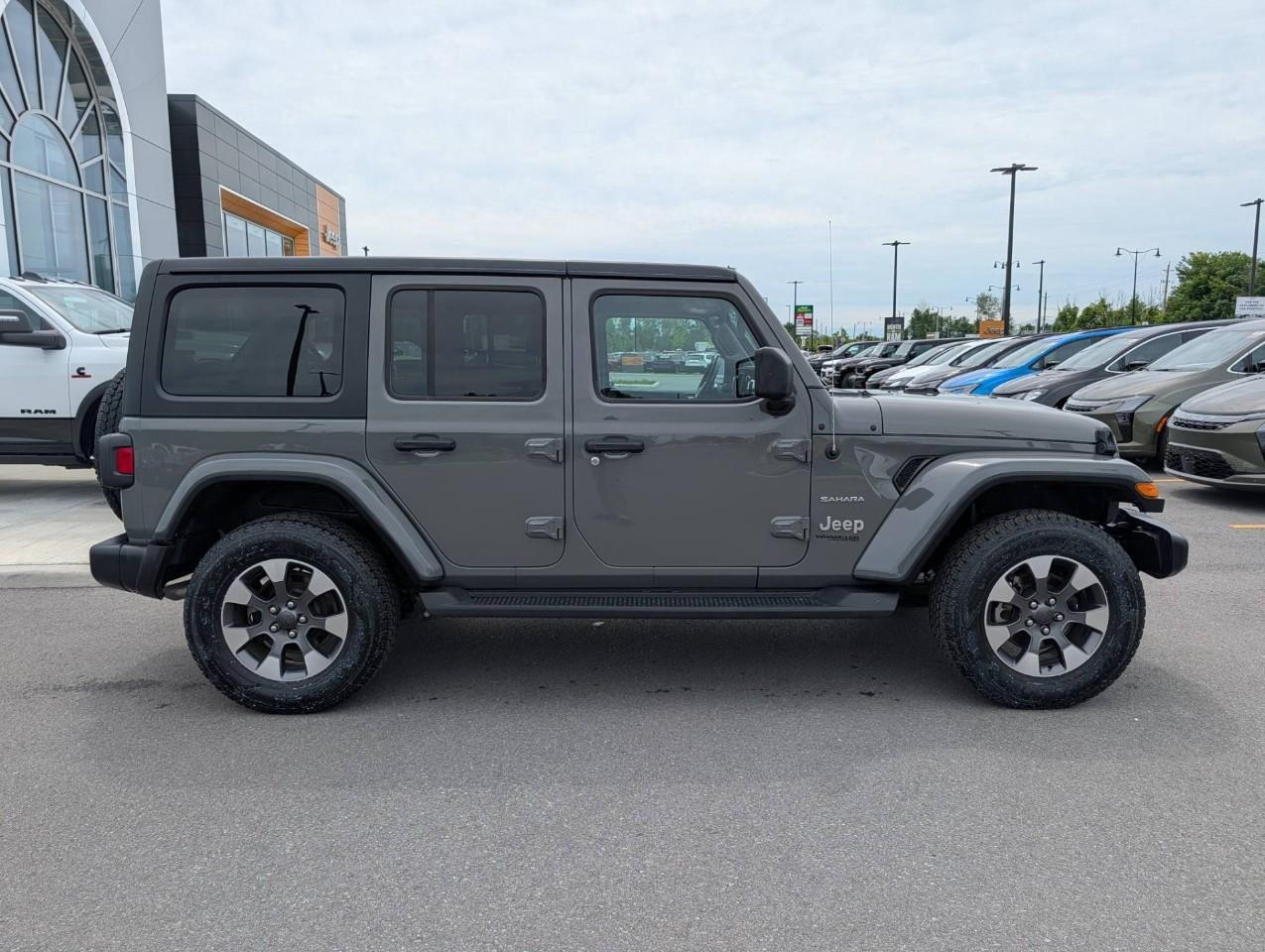 2021 Jeep WRANGLER UNLIMITED Sahara LOW KMS/ NO ACCIDENTS Photo2