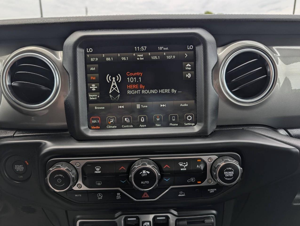 2021 Jeep WRANGLER UNLIMITED Sahara LOW KMS/ NO ACCIDENTS Photo