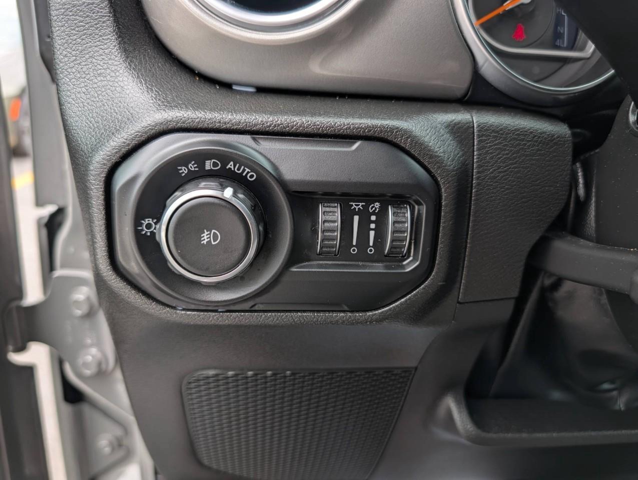2021 Jeep WRANGLER UNLIMITED Sahara LOW KMS/ NO ACCIDENTS Photo