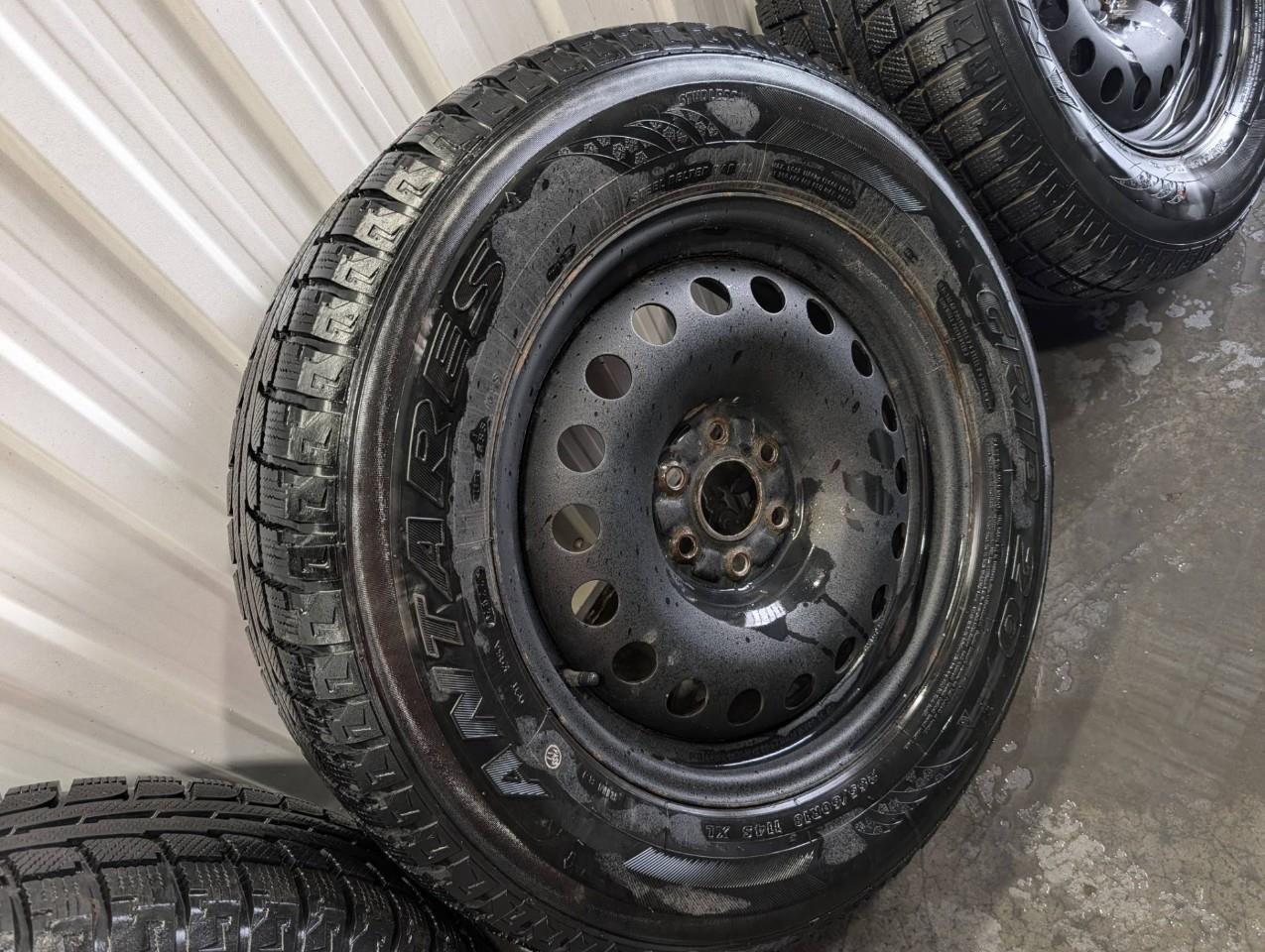 2019 Chevrolet Colorado LT Includes used winter tires on rims Photo2