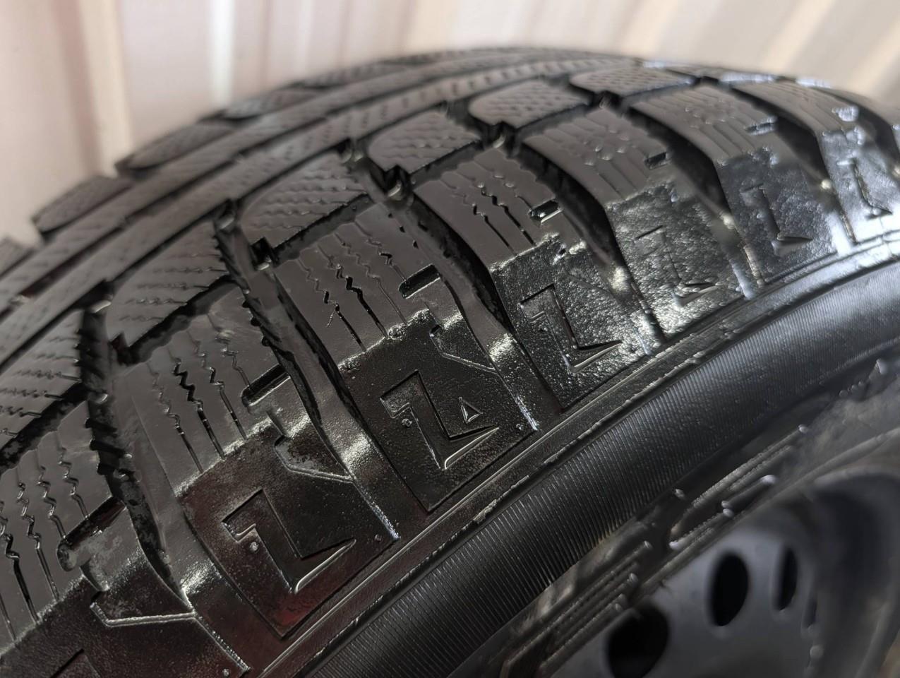 2019 Chevrolet Colorado LT Includes used winter tires on rims Photo