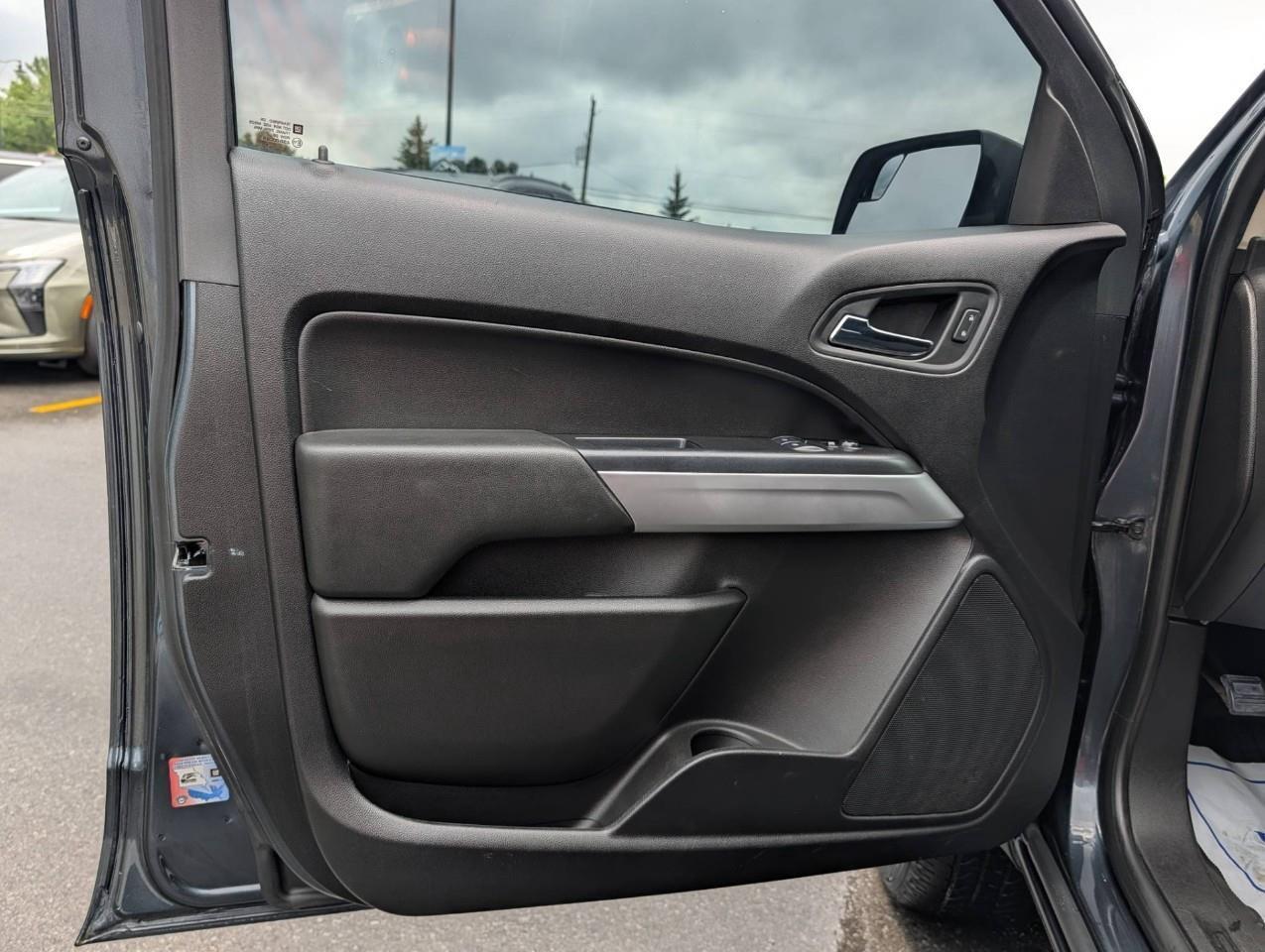 2019 Chevrolet Colorado LT Includes used winter tires on rims Photo
