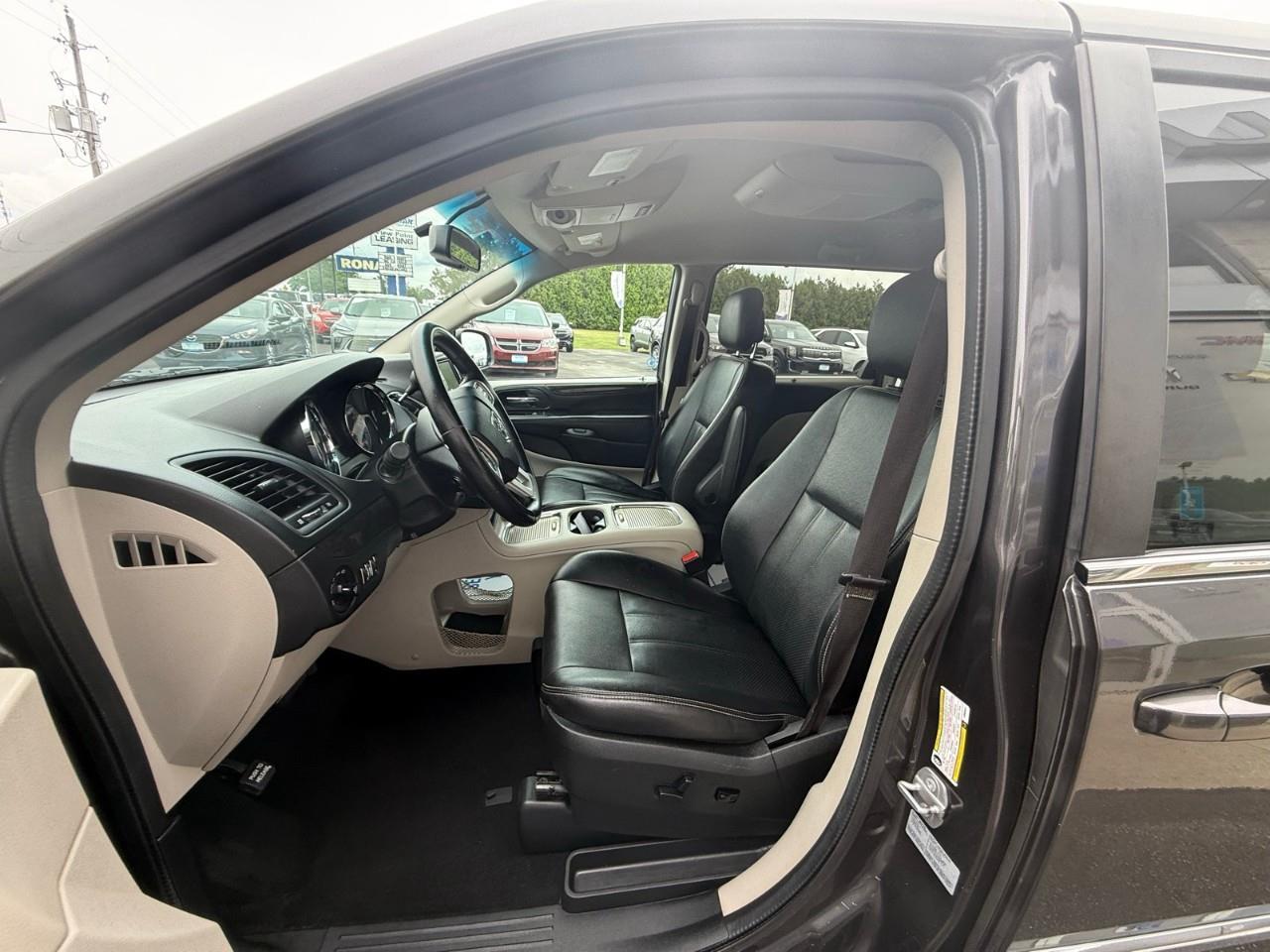2017 Dodge Grand Caravan Crew Passenger Van Photo