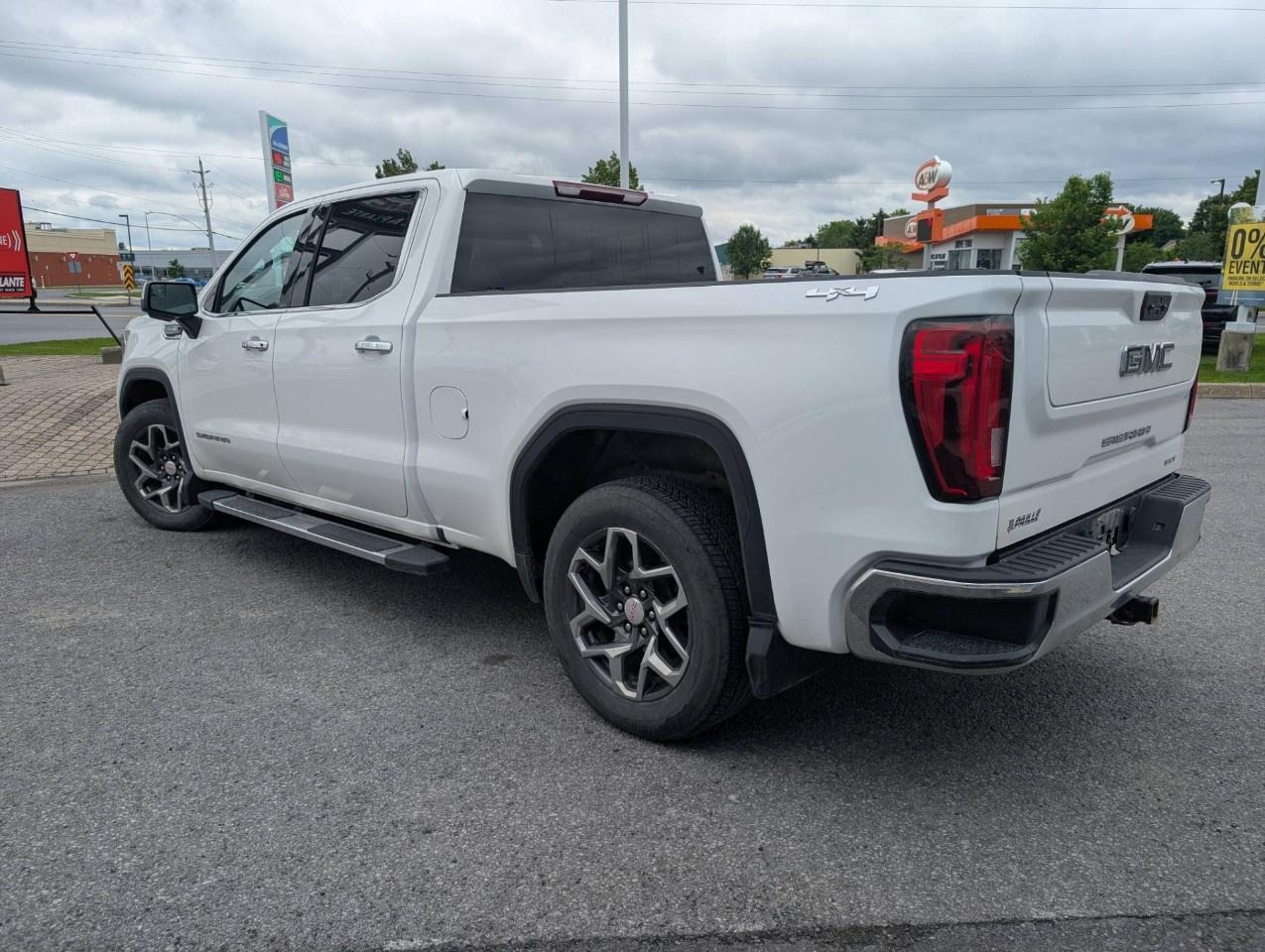 2023 GMC Sierra 1500 Crew Cab Standard Box 4-Wheel Drive SLT Photo2
