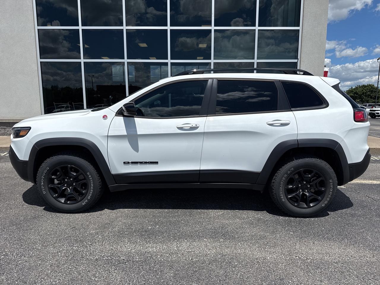 2023 Jeep Cherokee Trailhawk Photo2