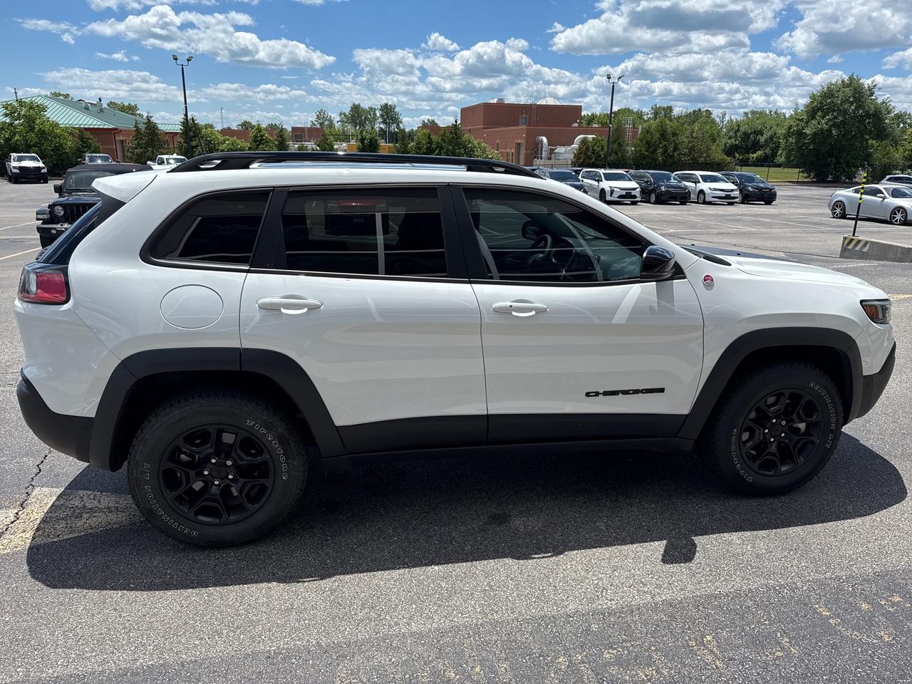 2023 Jeep Cherokee Trailhawk Photo