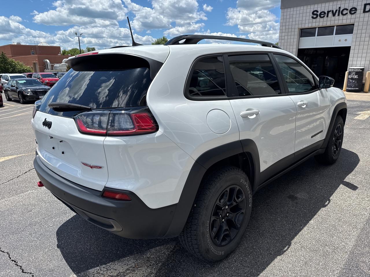 2023 Jeep Cherokee Trailhawk Photo