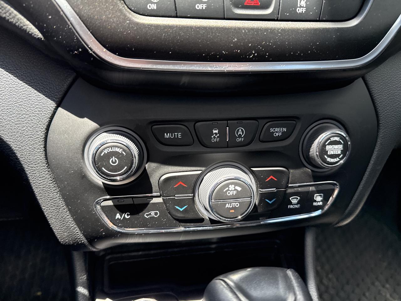 2023 Jeep Cherokee Trailhawk Photo