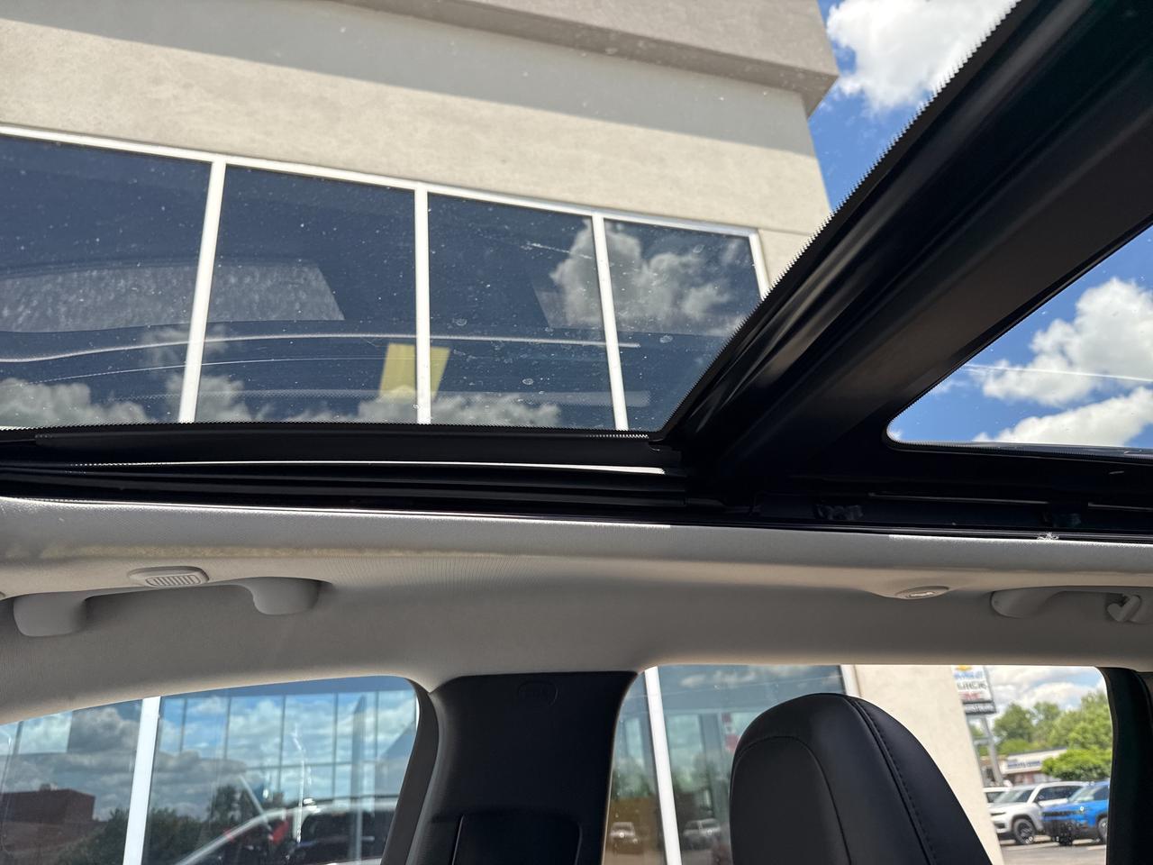 2023 Jeep Cherokee Trailhawk Photo