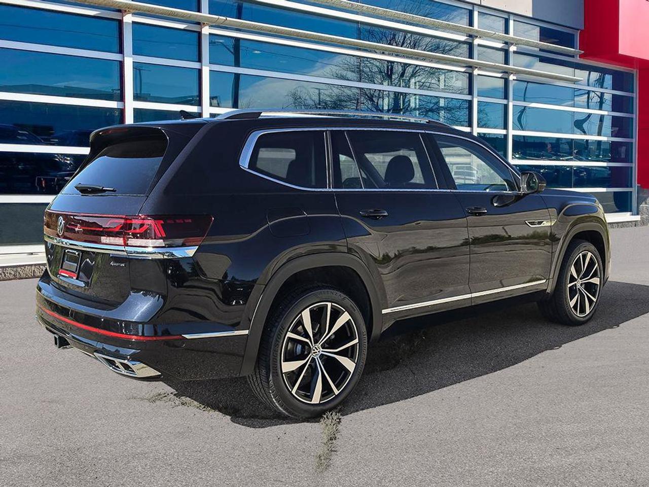2024 Volkswagen Atlas Execline | Clean CarFax | Leather | Navigation | Panoramic Sunroof | Ventilated Seats | Blind-Spot Photo4
