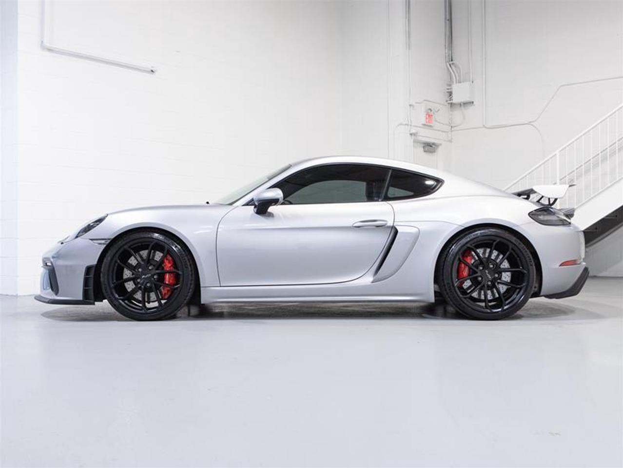 2020 Porsche 718 Cayman GT4 Photo4