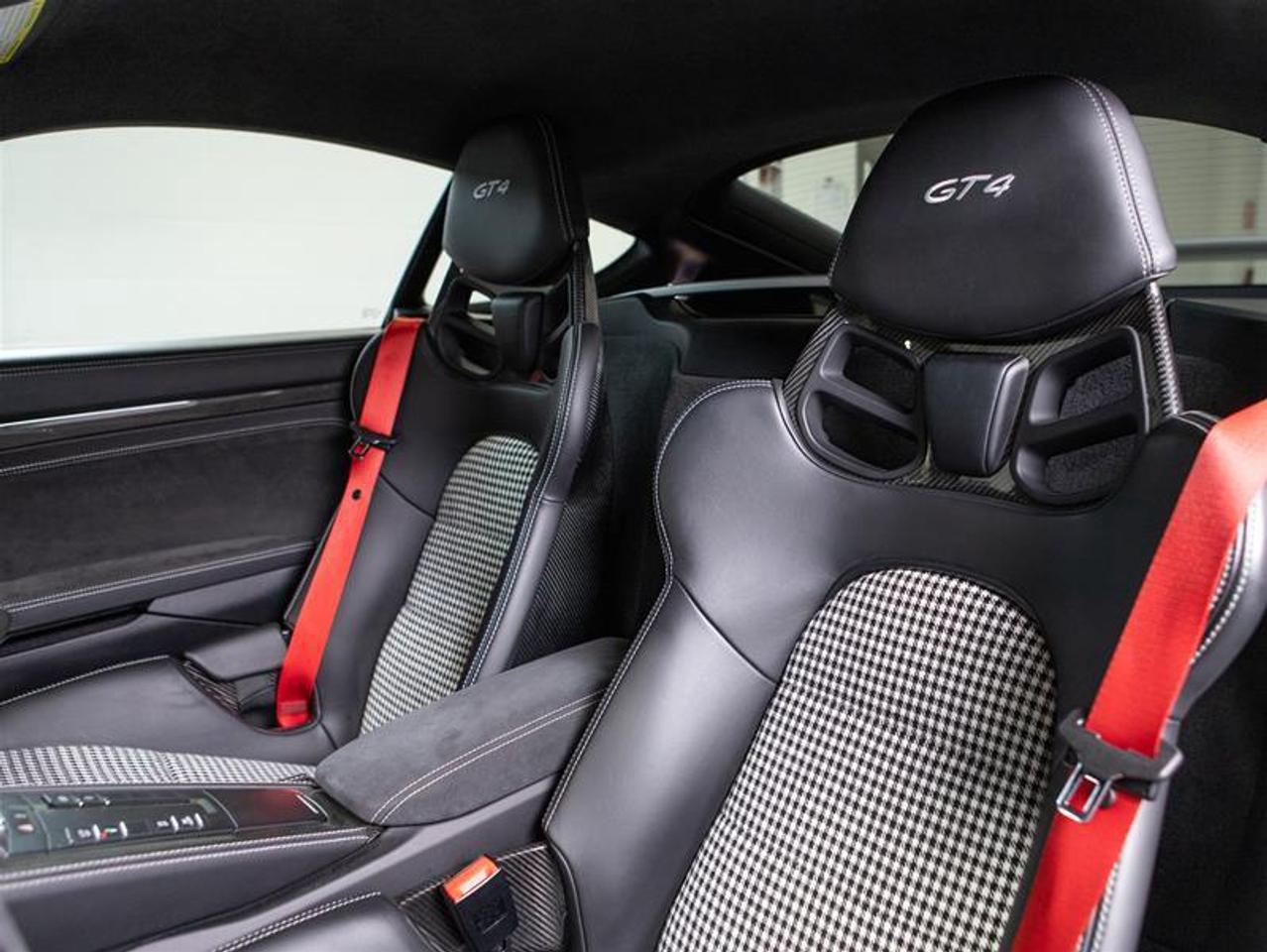 2020 Porsche 718 Cayman GT4 Photo