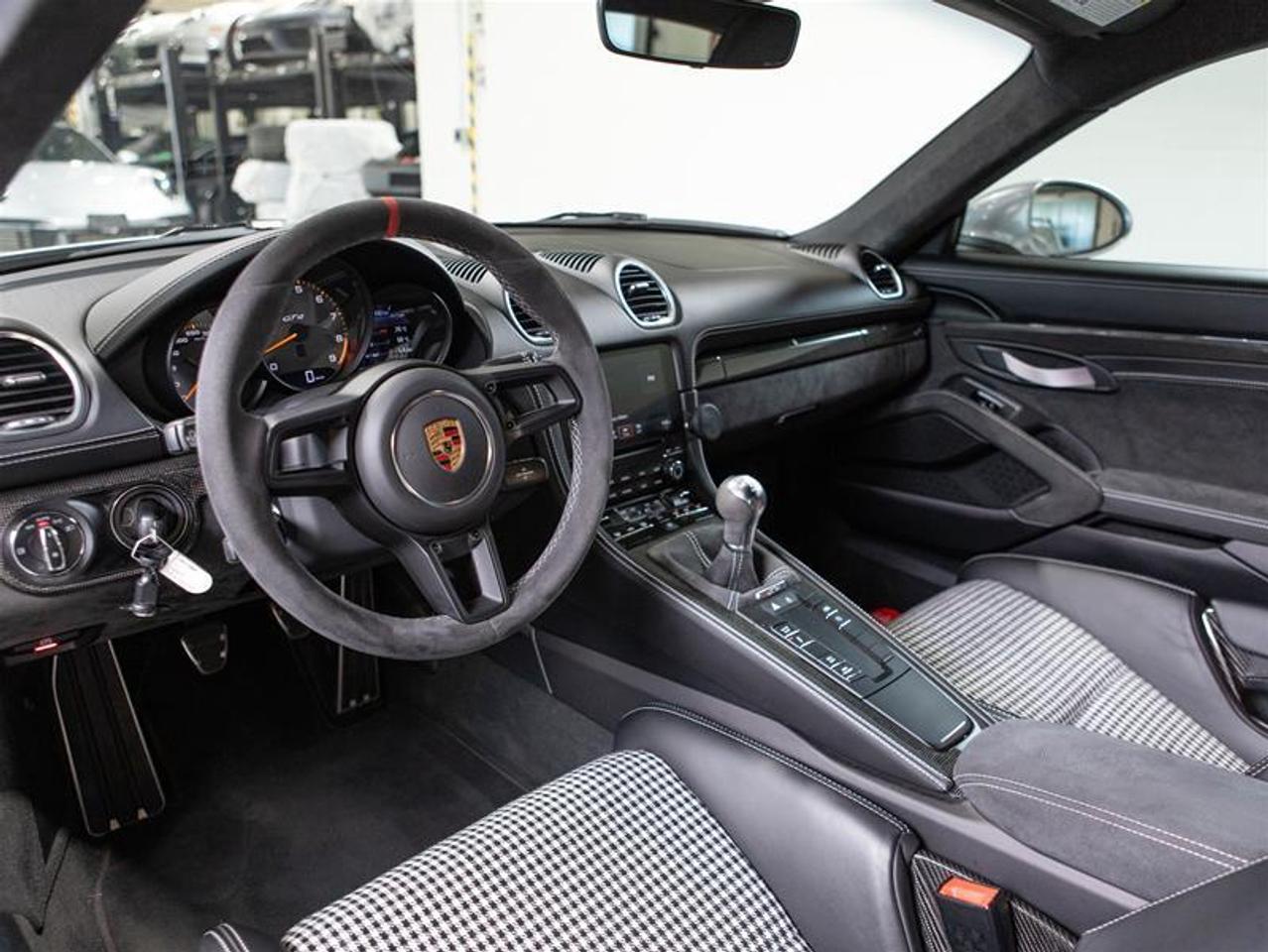 2020 Porsche 718 Cayman GT4 Photo
