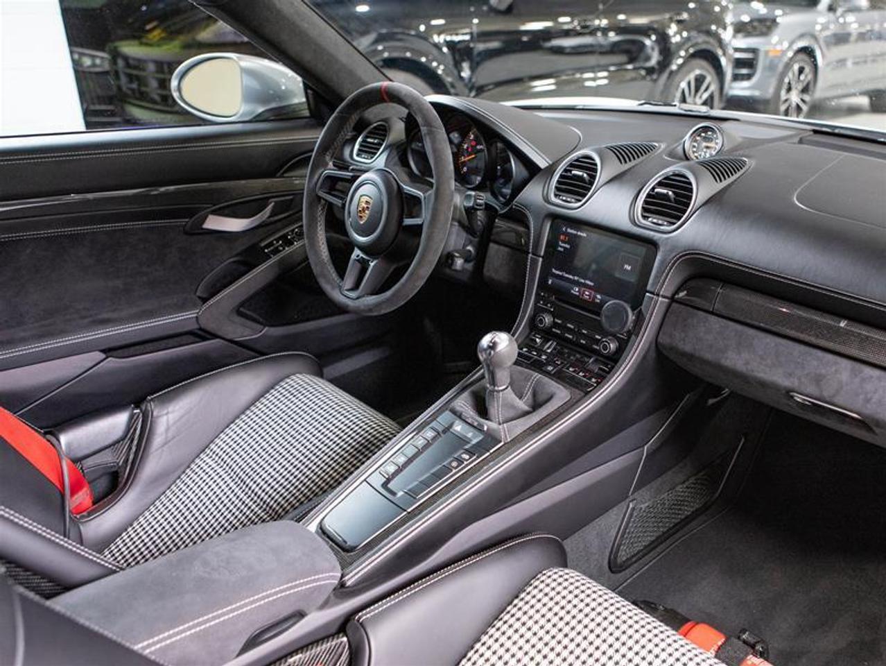 2020 Porsche 718 Cayman GT4 Photo