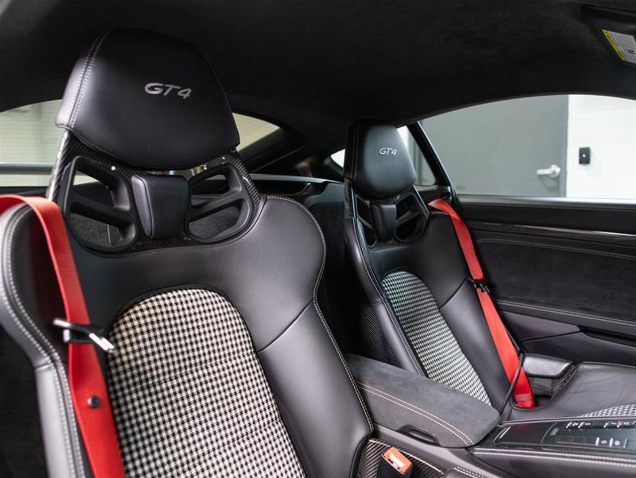 2020 Porsche 718 Cayman GT4 Photo