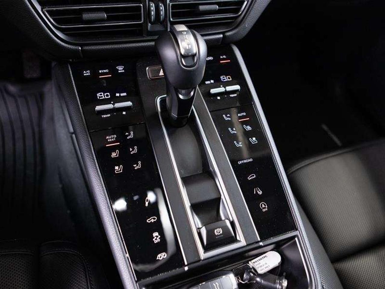 2026 Porsche Macan T AWD Photo