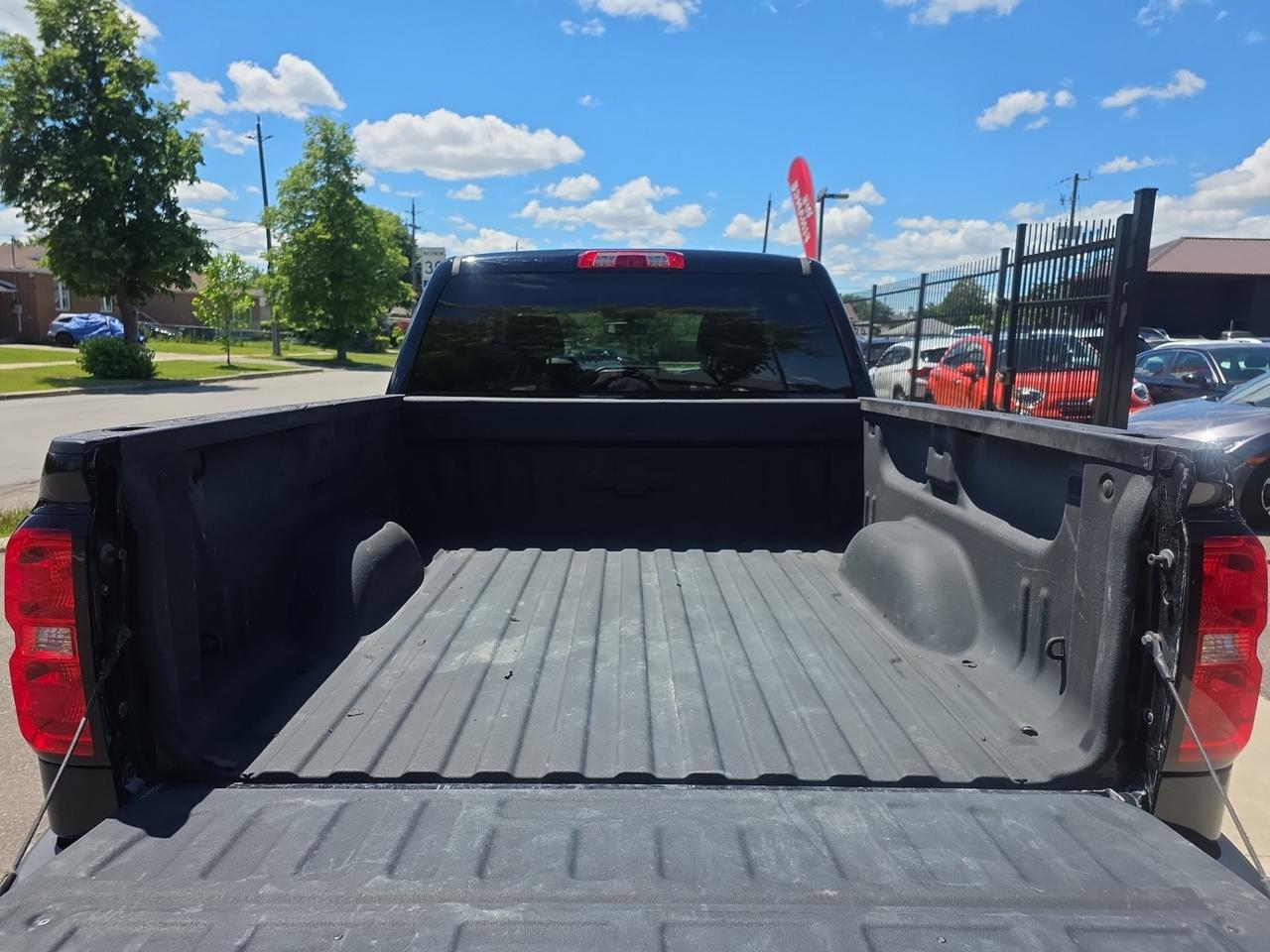 2018 Chevrolet Silverado 1500 4WD Crew Cab 143.5 Custom * NO ACCIDENTS / LOW KM Photo