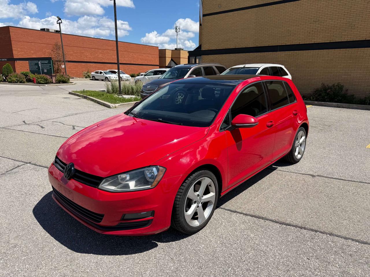 2017 Volkswagen Golf Highline,Leather,Sunroof,Blind Spot,Carplay Photo