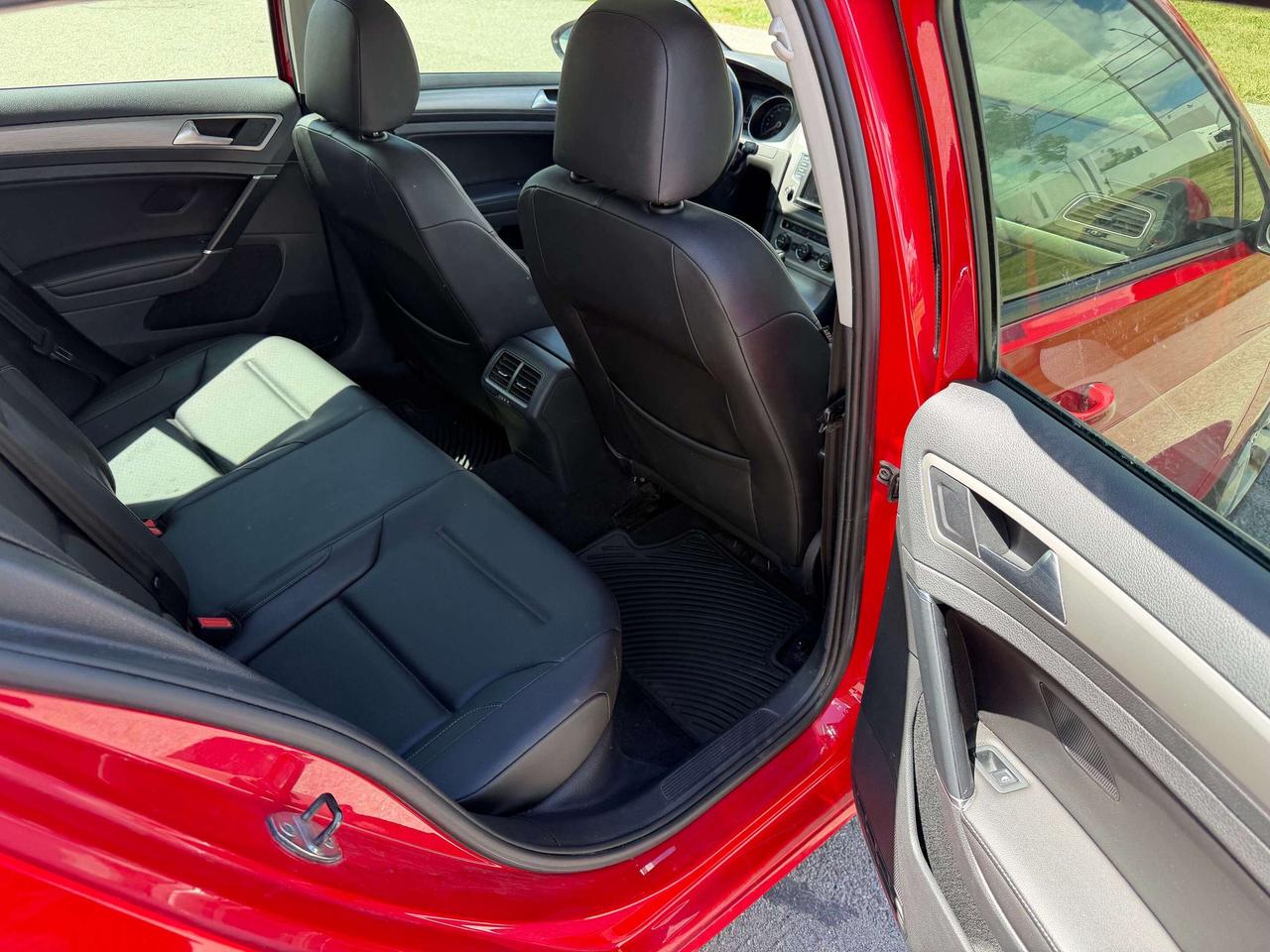 2017 Volkswagen Golf Highline,Leather,Sunroof,Blind Spot,Carplay Photo