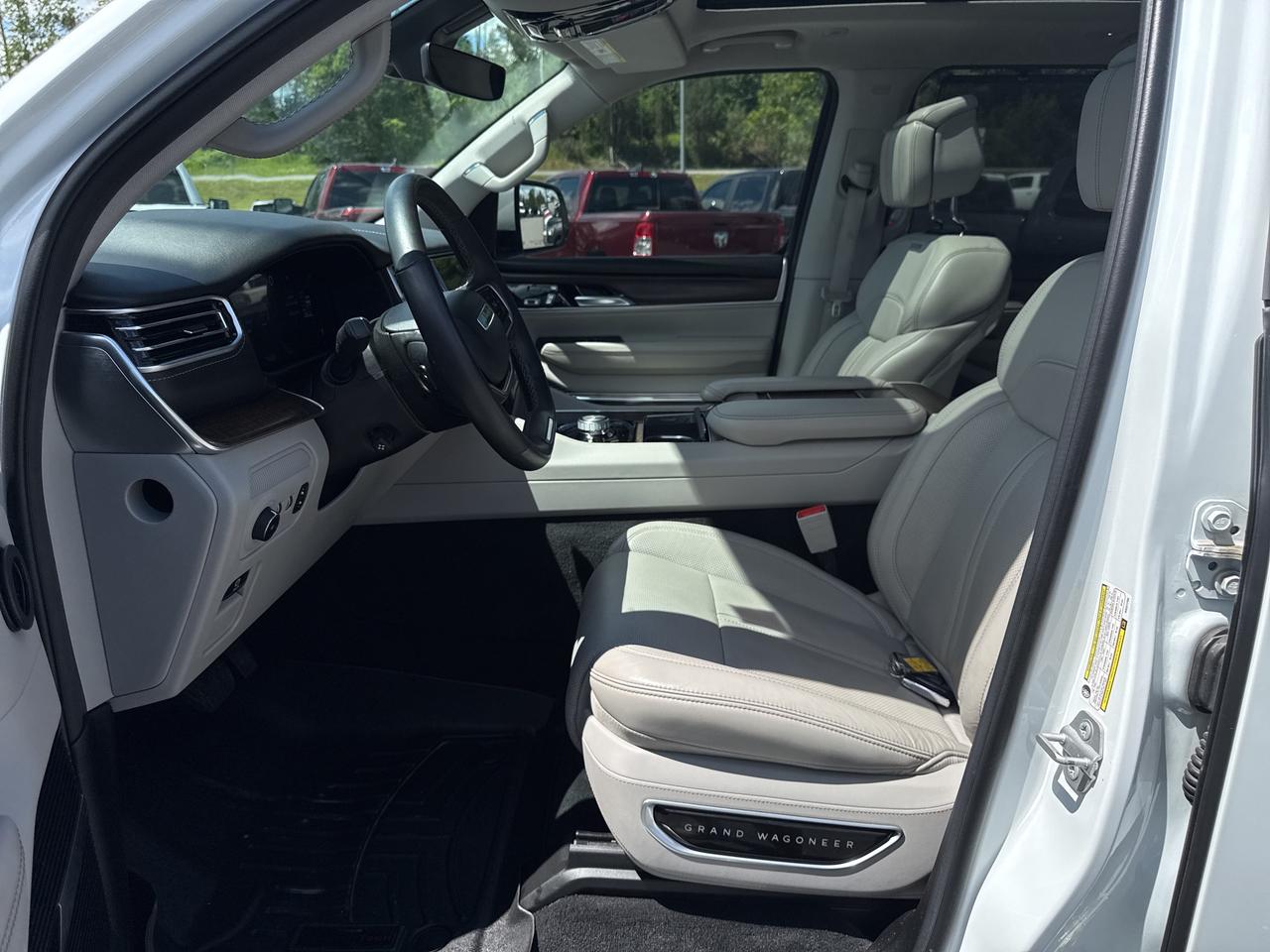 2022 Jeep Grand Wagoneer Series I Photo3