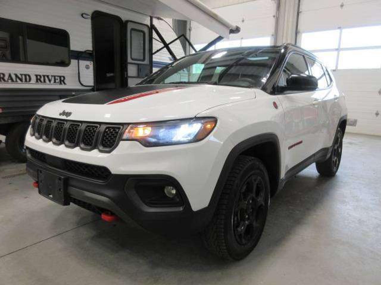 2024 Jeep Compass TRAILHAWK 4X4, PANO ROOF, NAV, APPLE/ANDROID, 72K! Photo