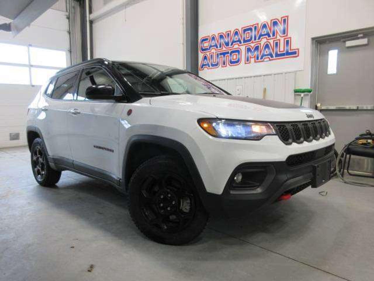 2024 Jeep Compass TRAILHAWK 4X4, PANO ROOF, NAV, APPLE/ANDROID, 72K! Photo