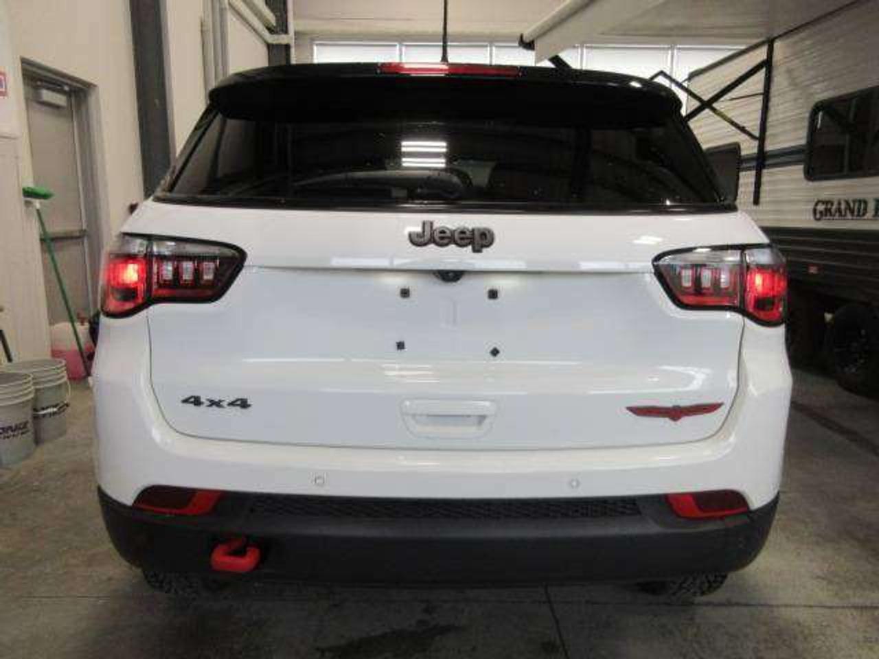2024 Jeep Compass TRAILHAWK 4X4, PANO ROOF, NAV, APPLE/ANDROID, 72K! Photo