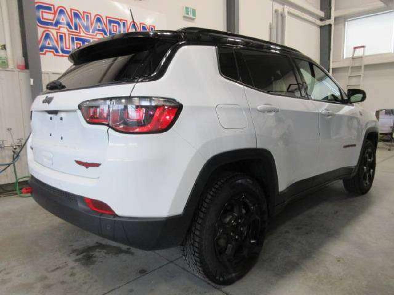 2024 Jeep Compass TRAILHAWK 4X4, PANO ROOF, NAV, APPLE/ANDROID, 72K! Photo